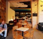 Kawiarnia mieści się na warszawskim Powiślu, jednym z najbardziej zielonych miejsc stolicy. Oprócz pysznej kawy, można w tym miejscu zdobyć nową książkę w drodze zakupu lub wymiany.