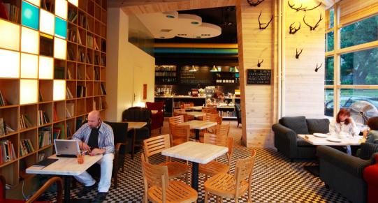 Das Café befindet sich im Warschauer Powiśle, einem der grünsten Stadtteile der Hauptstadt. Außer eines hervorragenden Kaffees, kann man hier auch ein neues Buch kaufen oder gegen sein altes umtauschen.
